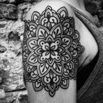  Tatouage mandala sur le bas de l'épaule